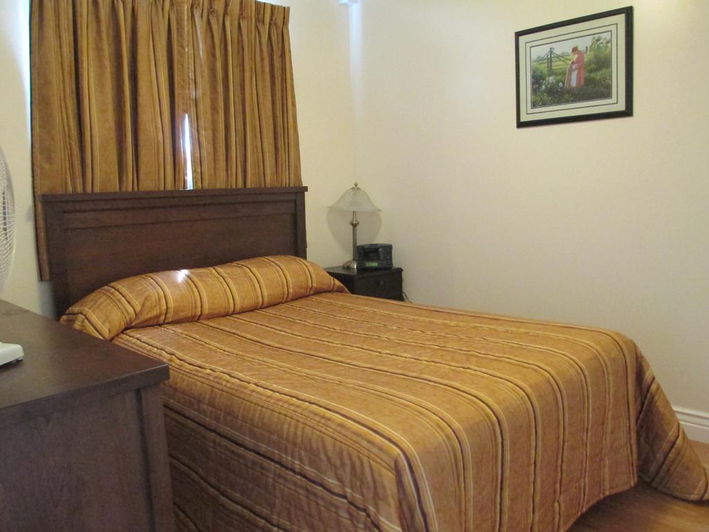 Comerford'S Ocean View Suites Holyrood Rum bild