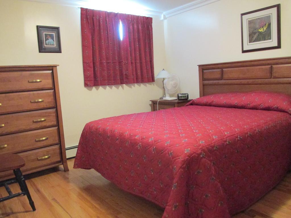 Comerford'S Ocean View Suites Holyrood Rum bild